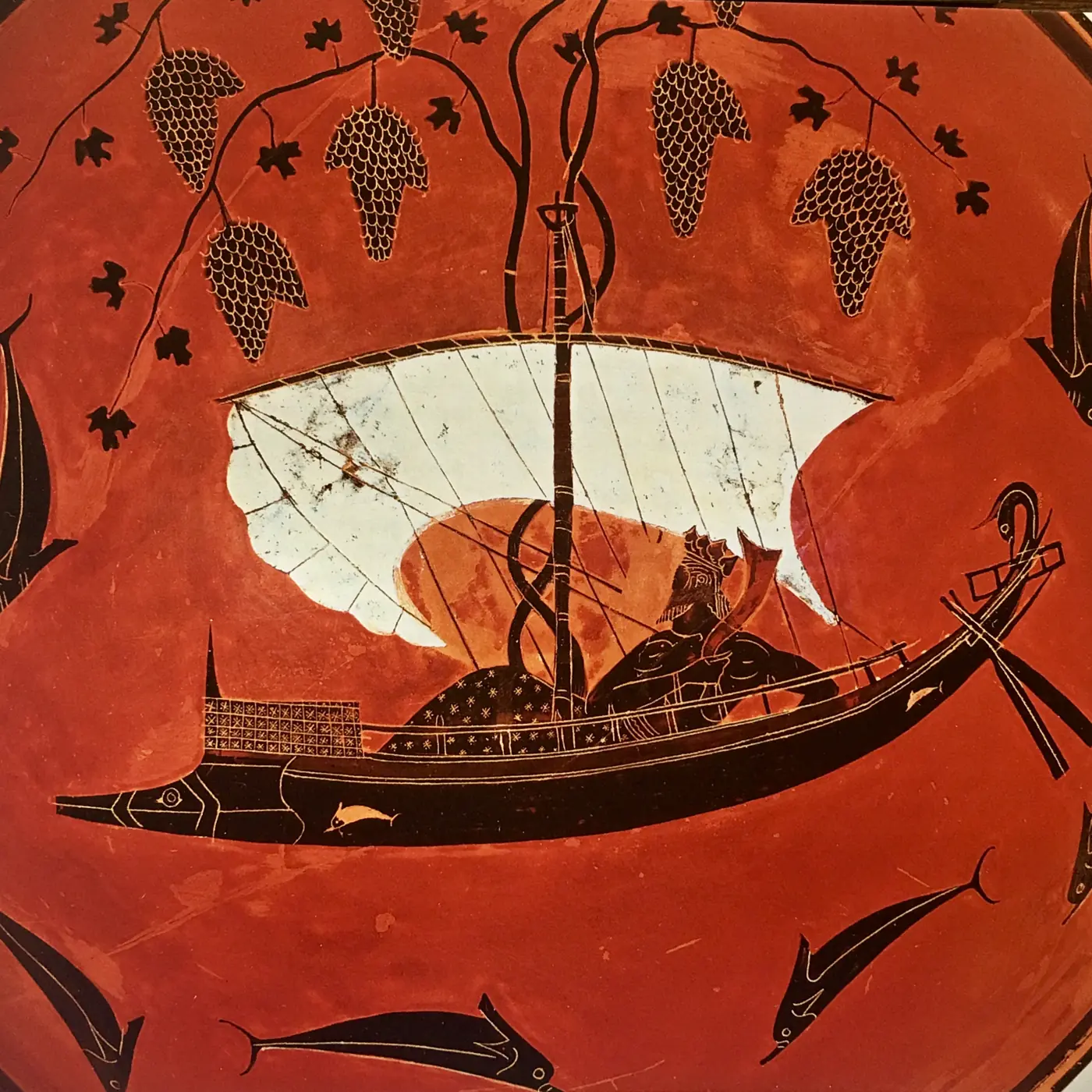 ギリシャの陶器に描かれた、葡萄の蔓の下を行く舟